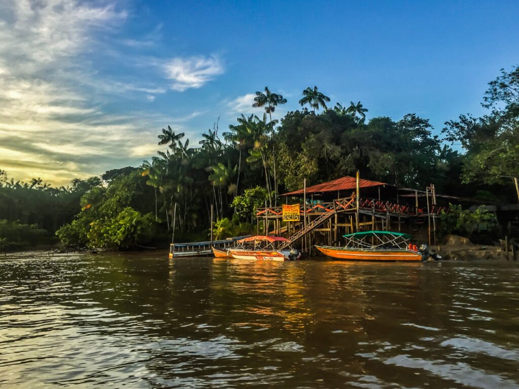 Conheça o nosso passeio pelas Ilhas do Combu em Belém do Pará!
Navegue pela Baía do Guajará e se encante com paisagens de tirar o fôlego que só a Amazônia pode oferecer!

O que você vai experimentar?
Belezas naturais: Sinta a brisa do mar e admire a rica biodiversidade enquanto explora as ilhas, repletas de flora e fauna exuberantes.
Aventura e Relaxamento: Aproveite momentos de tranquilidade em meio à natureza, com a possibilidade de mergulhar na cultura local e colecionar retratos regionais.
Memórias que ficam: Capture cada instante em um cenário paradisíaco e leve para casa recordações inesquecíveis.

Não perca a oportunidade de explorar essa joia escondida em Belém! Reserve seu passeio agora e prepare-se para uma experiência única e revitalizante nas Ilhas do Combu!